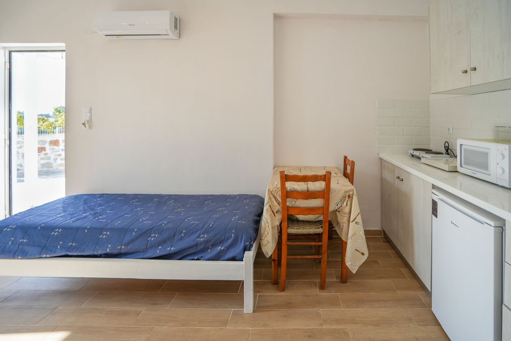 Ground-floor studio with a double bed, dining corner and kitchenette
