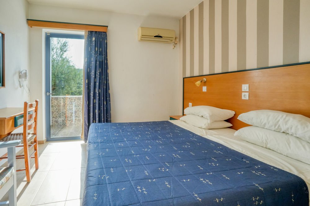 Studio bedroom with a balcony door opening onto the garden
