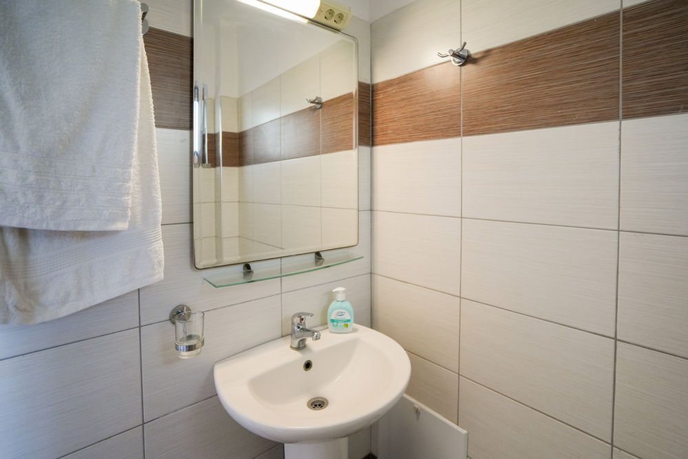Bathroom washbasin with a mirror and fresh towels